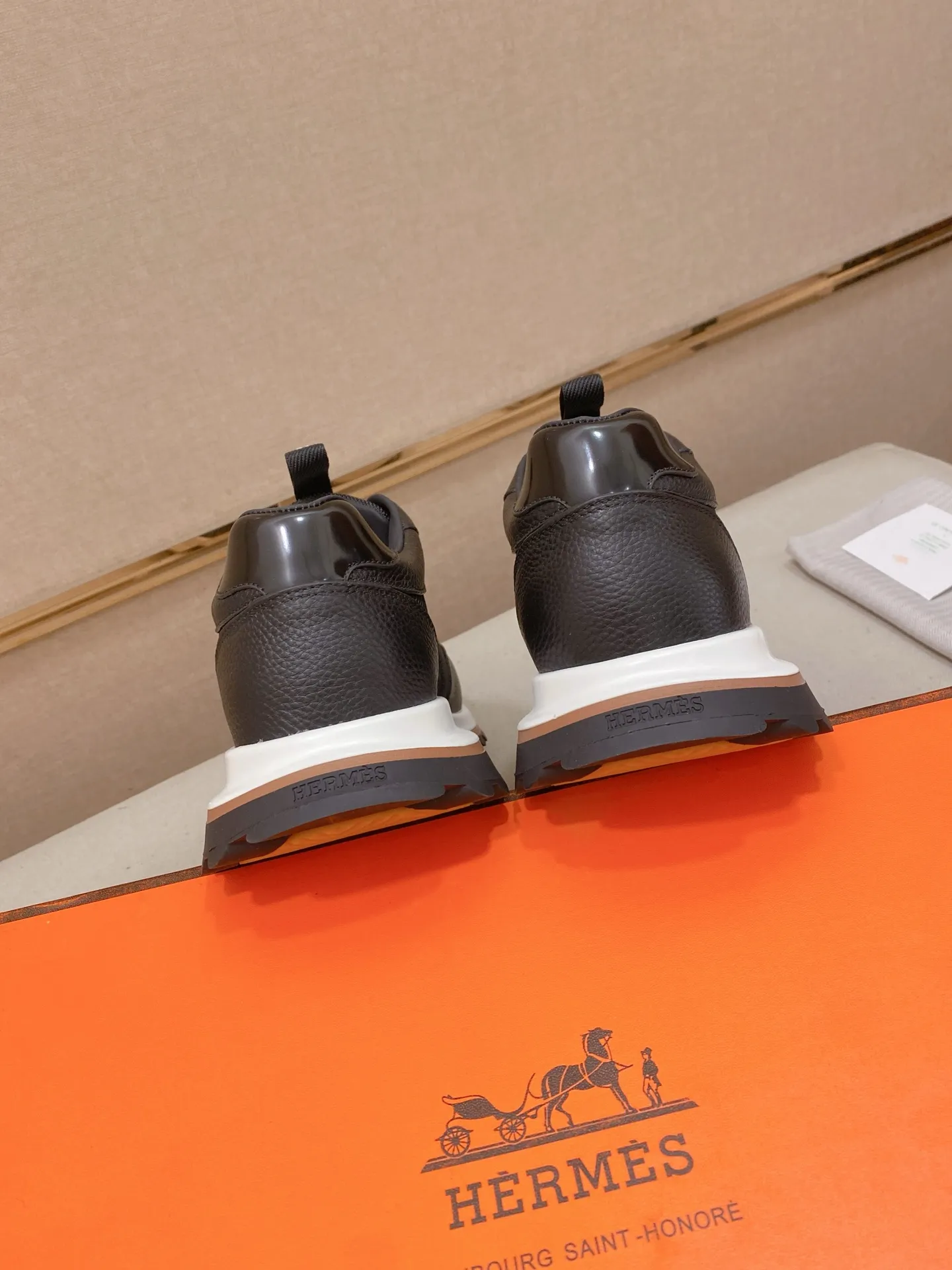 Men's shoes💰: 640💰HERMES/Hermes Leader sneakers! Tech twill, calfskin and suede goatskin sneakers featuring paneled multicolor twill, calfskin and suede. Lightweight geometric sole for a stylish urban look. Product details: White and orange rubber sole Black rubber sole with orange rubber insert Light natural leather insert White rubber toe cap Beige lambskin insole and lining Cotton strap, rubber lettering Sole height: 4cm Size: 38-39-40-41-42-43-44 (45.46 custom-made)